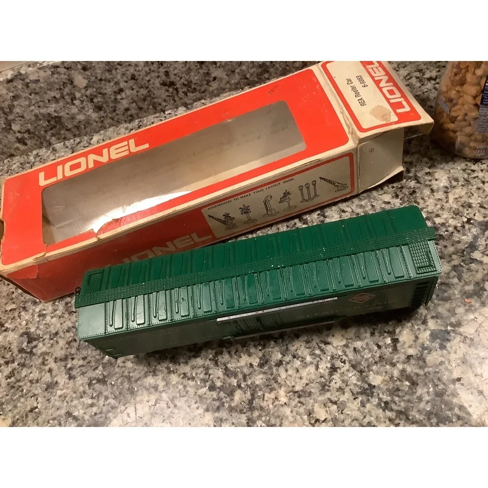 Lionel 6-9863 REA Reefer Car has some wear